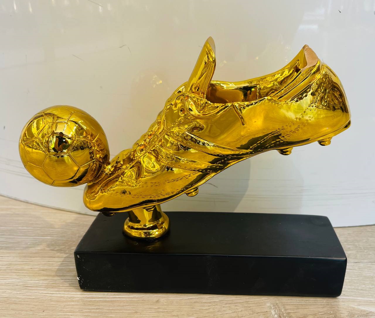 تندیس خارجی طرح کفش و توپ طلا