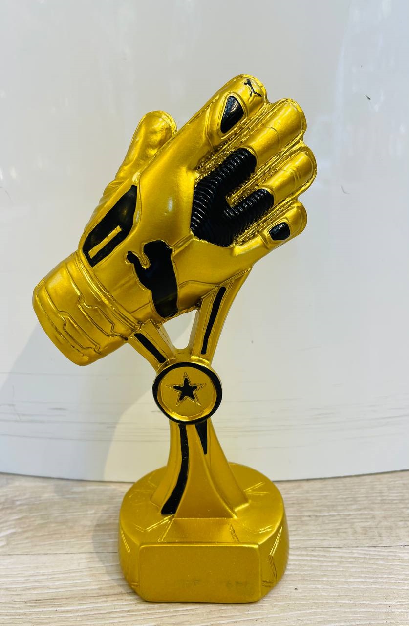 تندیس خارجی رزین طرح دستکش طلا