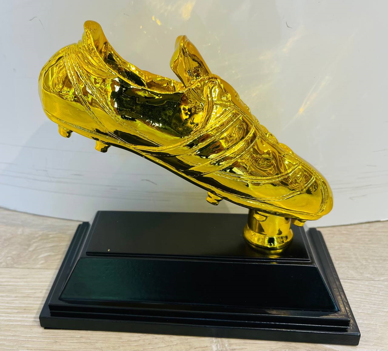 تندیس خارجی طرح کفش طلا